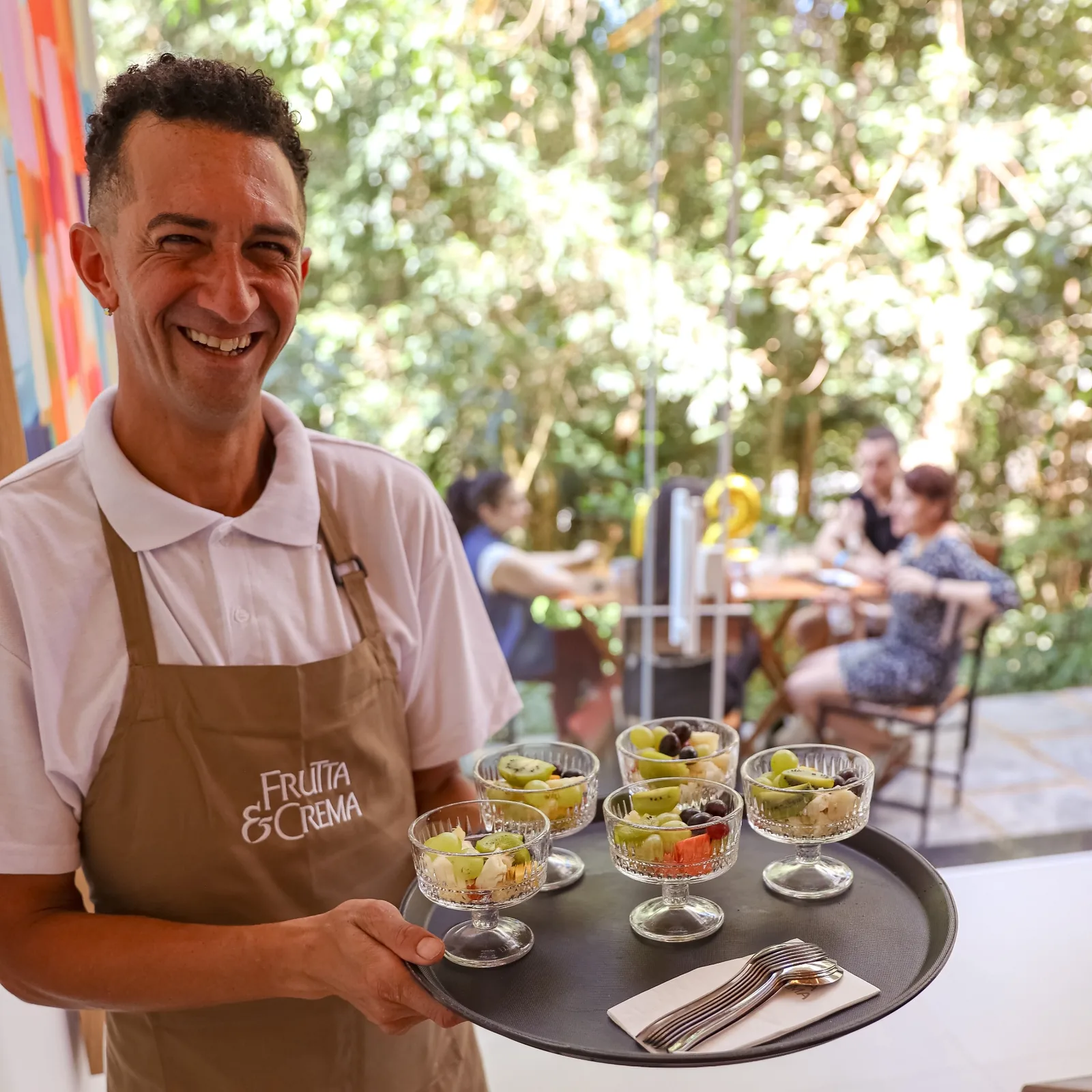 Atendimento personalizado no Frutta e Crema Lounge servindo taças de fruta