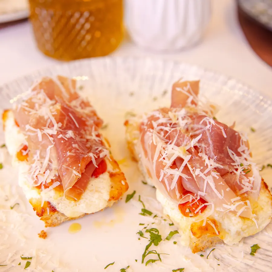 Focaccia com presunto cru e parmesão
