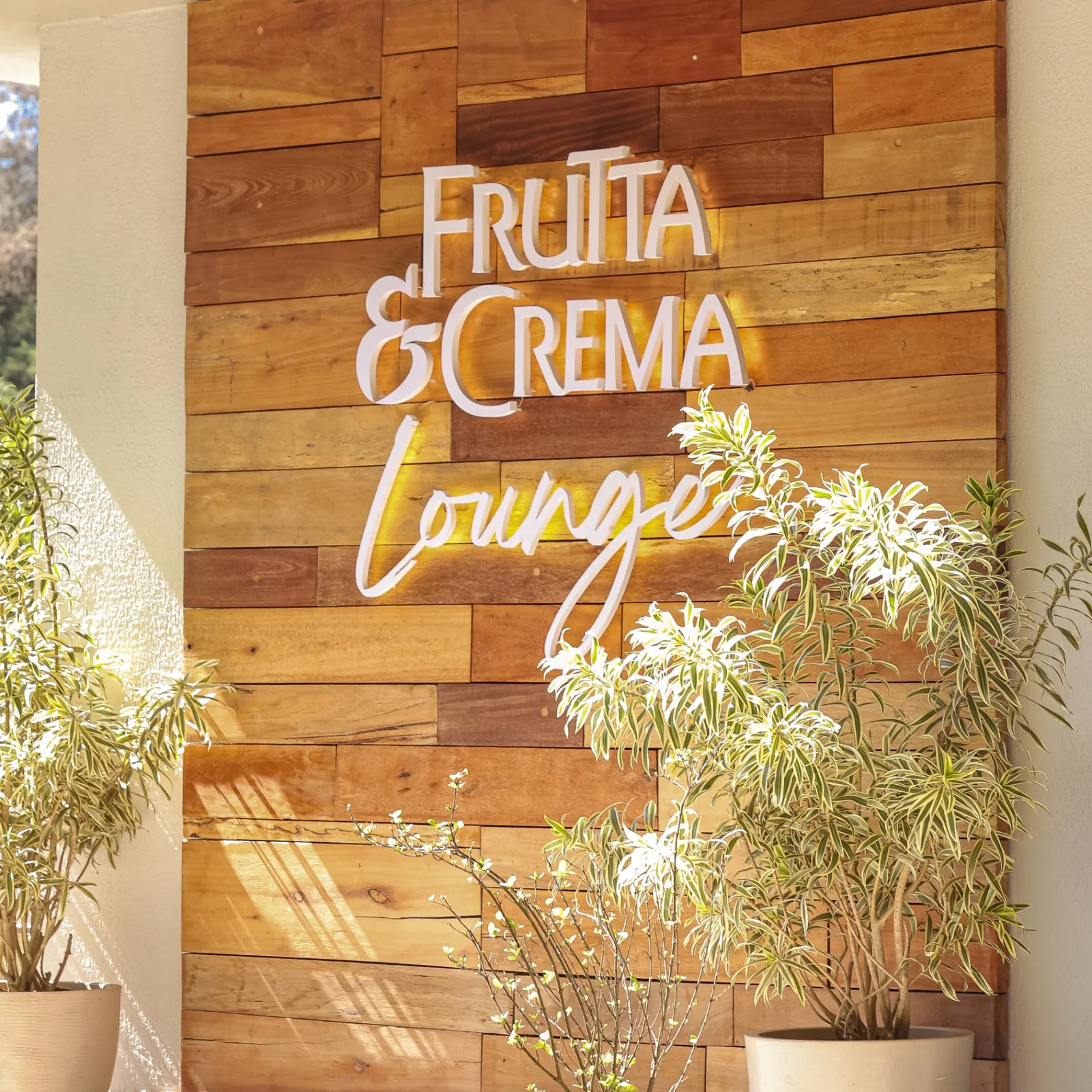 Recepção do Frutta e Crema Lounge com letreiro em madeira