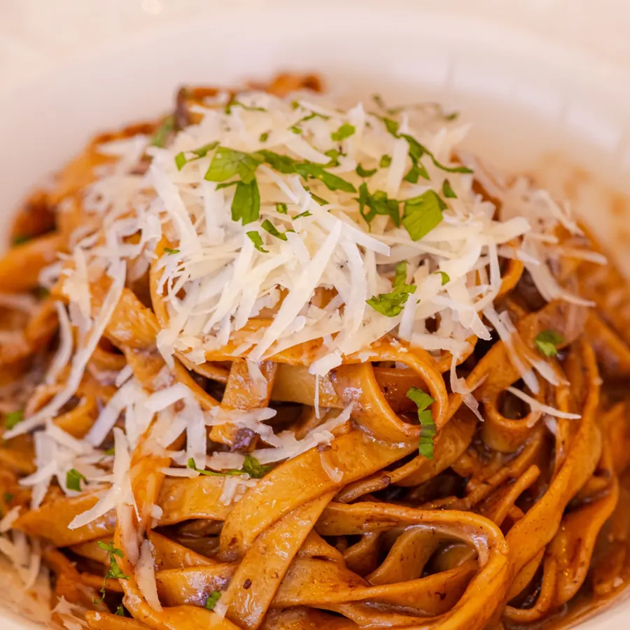Massa italiana ao sugo com parmesão