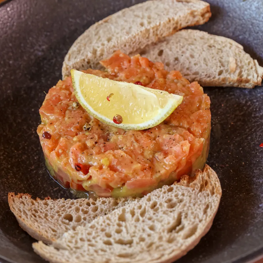 Brunch com tartare de salmão e pão artesanal